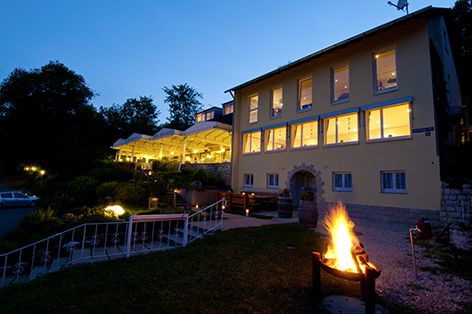 Das Hotel Hegauhaus am Abend mit beleuchteten Zimmern