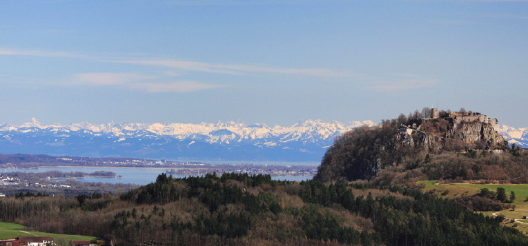 Panoramablick über den Hegau zum Hohentwiel, Bodensee und den Alpen