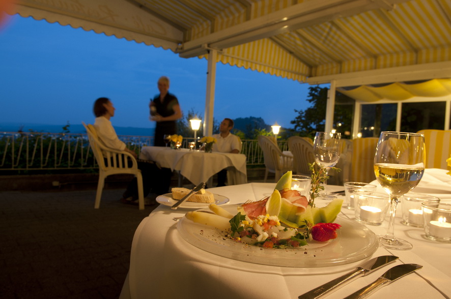 Gedeckter Tisch auf der überdachten Hegauhaus-Terrasse