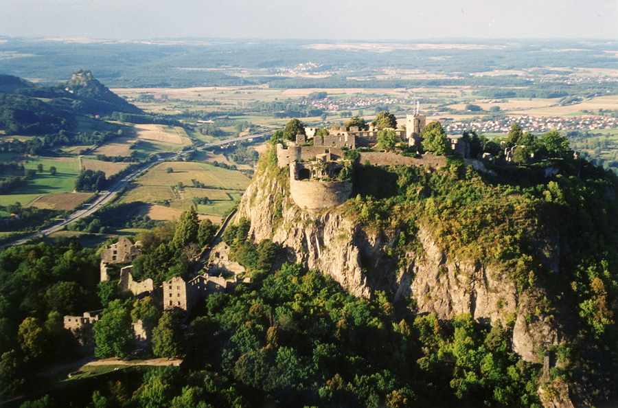 Luftbild der Festungsruine Hohentwiel, im Hintergrund der Hohenkrähen